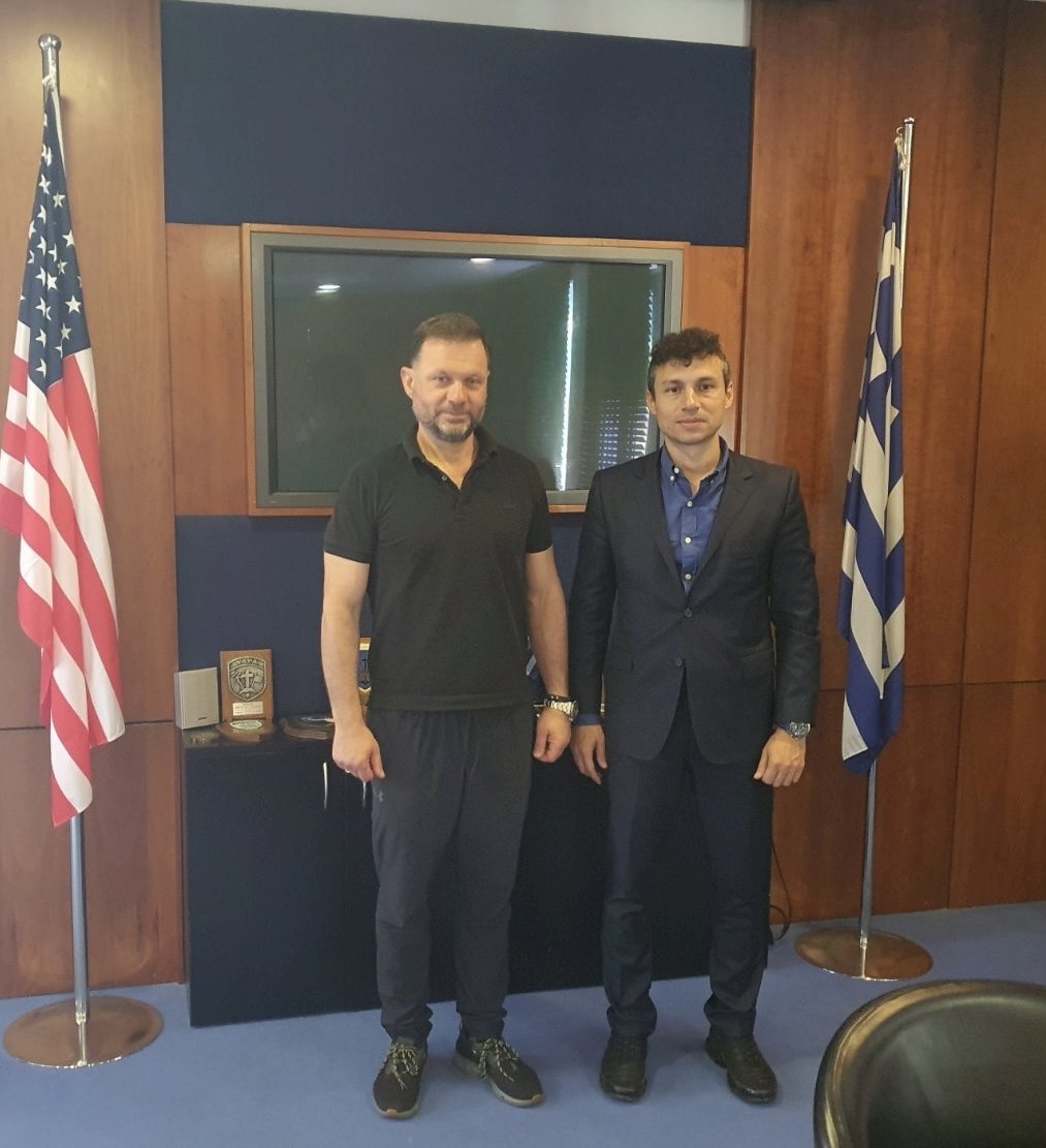 &Sigma;&upsilon;&nu;ά&nu;&tau;&eta;&sigma;&eta; &tau;&omicron;&upsilon; &Alpha;.&Delta;&rho;ί&kappa;&omicron;&upsilon; &mu;&epsilon; &tau;&omicron;&nu; &Pi;ά&nu;&omicron; &Xi;&epsilon;&nu;&omicron;&kappa;ώ&sigma;&tau;&alpha; &sigma;&tau;&alpha; &nu;&alpha;&upsilon;&pi;&eta;&gamma;&epsilon;ί&alpha; &tau;&eta;&sigmaf; &Epsilon;&lambda;&epsilon;&upsilon;&sigma;ί&nu;&alpha;&sigmaf;
