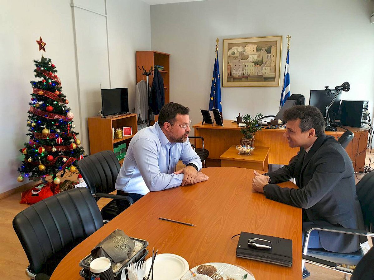 &Sigma;&upsilon;&nu;ά&nu;&tau;&eta;&sigma;&eta; &tau;&omicron;&upsilon; &Delta;&eta;&mu;ά&rho;&chi;&omicron;&upsilon; &mu;&epsilon; &tau;&omicron;&nu; &Gamma;&epsilon;&nu;&iota;&kappa;ό &Gamma;&rho;&alpha;&mu;&mu;&alpha;&tau;έ&alpha; &tau;&omicron;&upsilon; &Upsilon;&pi;&omicron;&upsilon;&rho;&gamma;&epsilon;ί&omicron;&upsilon; &Epsilon;&sigma;&omega;&tau;&epsilon;&rho;&iota;&kappa;ώ&nu; &kappa;. Ά&gamma;&gamma;&epsilon;&lambda;&omicron; &Delta;&eta;&mu;&omicron;&sigma;&theta;έ&nu;&omicron;&upsilon;&sigmaf;