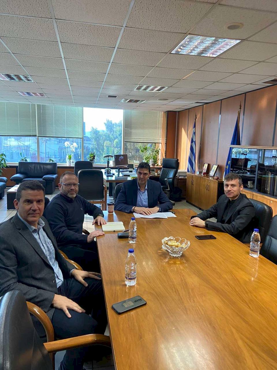 &Sigma;&upsilon;&nu;ά&nu;&tau;&eta;&sigma;&eta; &tau;&omicron;&upsilon; &Delta;&eta;&mu;ά&rho;&chi;&omicron;&upsilon; &kappa;. &Alpha;&rho;&mu;ό&delta;&iota;&omicron;&upsilon; &Delta;&rho;ί&kappa;&omicron;&upsilon;, &mu;&epsilon; &tau;&omicron;&nu; &nu;έ&omicron; &Alpha;&nu;&tau;&iota;&pi;&epsilon;&rho;&iota;&phi;&epsilon;&rho;&epsilon;&iota;ά&rho;&chi;&eta; &Delta;&upsilon;&tau;&iota;&kappa;ή&sigmaf; &Alpha;&tau;&tau;&iota;&kappa;ή&sigmaf; &Kappa;&lambda;&epsilon;ά&nu;&theta;&eta; &Beta;&alpha;&rho;&epsilon;&lambda;ά.