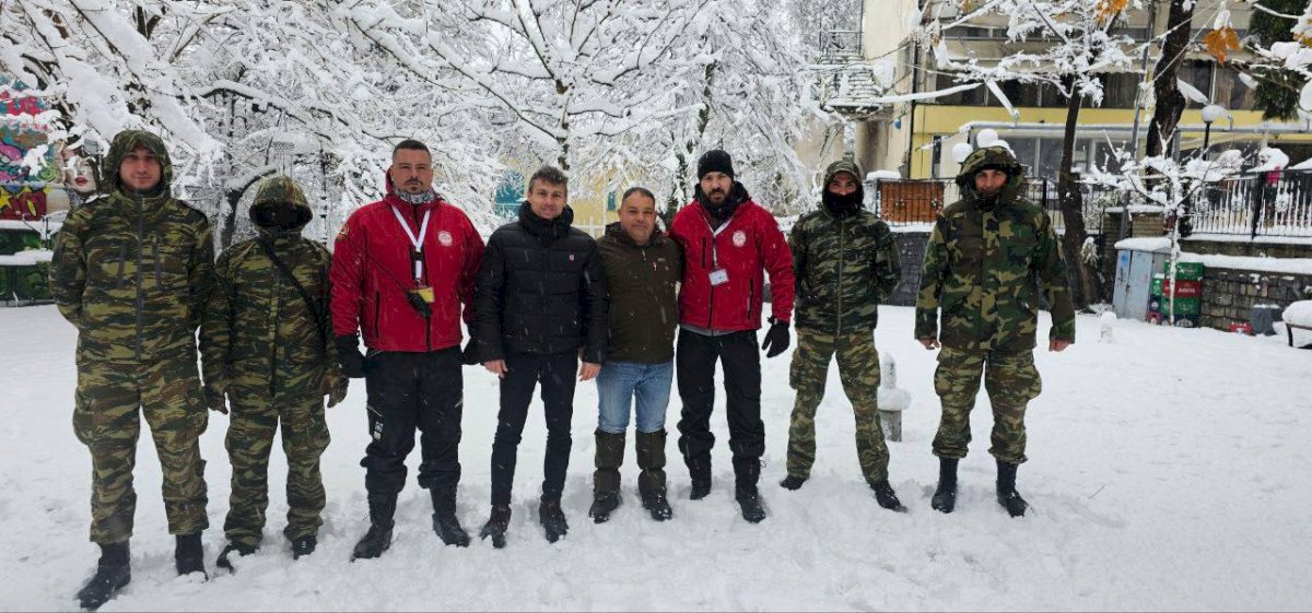 &Epsilon;&lambda;&lambda;&eta;&nu;&iota;&kappa;ό&sigmaf; &Sigma;&tau;&rho;&alpha;&tau;ό&sigmaf;, &Pi;&upsilon;&rho;&omicron;&sigma;&beta;&epsilon;&sigma;&tau;&iota;&kappa;ή &kappa;&alpha;&iota; E&theta;&epsilon;&lambda;&omicron;&nu;&tau;έ&sigmaf; &sigma;&tau;&omicron; &pi;&lambda;&epsilon;&upsilon;&rho;ό &tau;&omicron;&upsilon; &Delta;ή&mu;&omicron;&upsilon; &Mu;ά&nu;&delta;&rho;&alpha;&sigmaf;-&Epsilon;&iota;&delta;&upsilon;&lambda;&lambda;ί&alpha;&sigmaf; &gamma;&iota;&alpha; &tau;&eta;&nu; &alpha;&nu;&tau;&iota;&mu;&epsilon;&tau;ώ&pi;&iota;&sigma;&eta; &tau;&eta;&sigmaf; &kappa;&alpha;&kappa;&omicron;&kappa;&alpha;&iota;&rho;ί&alpha;&sigmaf;