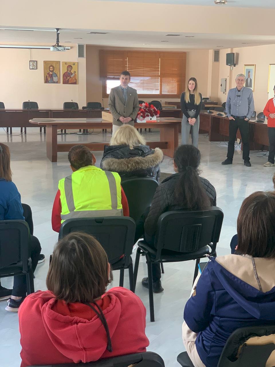 &Pi;&alpha;&gamma;&kappa;ό&sigma;&mu;&iota;&alpha; &eta;&mu;έ&rho;&alpha; &tau;&eta;&sigmaf; &Gamma;&upsilon;&nu;&alpha;ί&kappa;&alpha;&sigmaf;: &Omicron; &Delta;ή&mu;&alpha;&rho;&chi;&omicron;&sigmaf; &Mu;ά&nu;&delta;&rho;&alpha;&sigmaf;-&Epsilon;&iota;&delta;&upsilon;&lambda;&lambda;ί&alpha;&sigmaf; &Alpha;&rho;&mu;ό&delta;&iota;&omicron;&sigmaf; &Delta;&rho;ί&kappa;&omicron;&sigmaf; &mu;&omicron;ί&rho;&alpha;&sigma;&epsilon; &lambda;&omicron;&upsilon;&lambda;&omicron;ύ&delta;&iota;&alpha; &sigma;&tau;&iota;&sigmaf; &gamma;&upsilon;&nu;&alpha;ί&kappa;&epsilon;&sigmaf; &pi;&omicron;&upsilon; &epsilon;&rho;&gamma;ά&zeta;&omicron;&nu;&tau;&alpha;&iota; &sigma;&tau;&omicron;&nu; &Delta;ή&mu;&omicron;