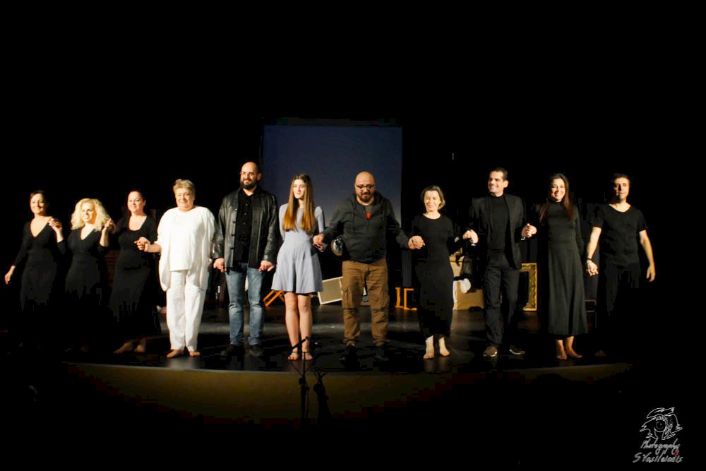 &Mu;&epsilon; &mu;&epsilon;&gamma;ά&lambda;&eta; &epsilon;&pi;&iota;&tau;&upsilon;&chi;ί&alpha; &eta; &theta;&epsilon;&alpha;&tau;&rho;&iota;&kappa;ή &pi;&alpha;&rho;ά&sigma;&tau;&alpha;&sigma;&eta; &laquo;&Kappa;&Rho;&Alpha;&Upsilon;&Gamma;&Epsilon;&Sigma;&raquo; &pi;&omicron;&upsilon; έ&gamma;&iota;&nu;&epsilon; &sigma;&tau;&omicron; &Delta;&eta;&mu;&omicron;&tau;&iota;&kappa;ό &Theta;έ&alpha;&tau;&rho;&omicron; &Mu;ά&nu;&delta;&rho;&alpha;&sigmaf; &ldquo;&Mu;&epsilon;&lambda;ί&nu;&alpha; &Mu;&epsilon;&rho;&kappa;&omicron;ύ&rho;&eta;&rdquo;