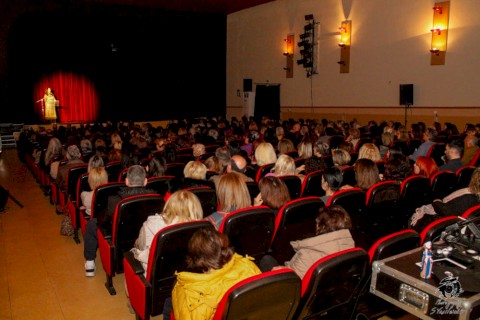 Με μεγάλη επιτυχία η θεατρική παράσταση «ΚΡΑΥΓΕΣ» που έγινε στο Δημοτικό Θέατρο Μάνδρας “Μελίνα Μερκούρη”