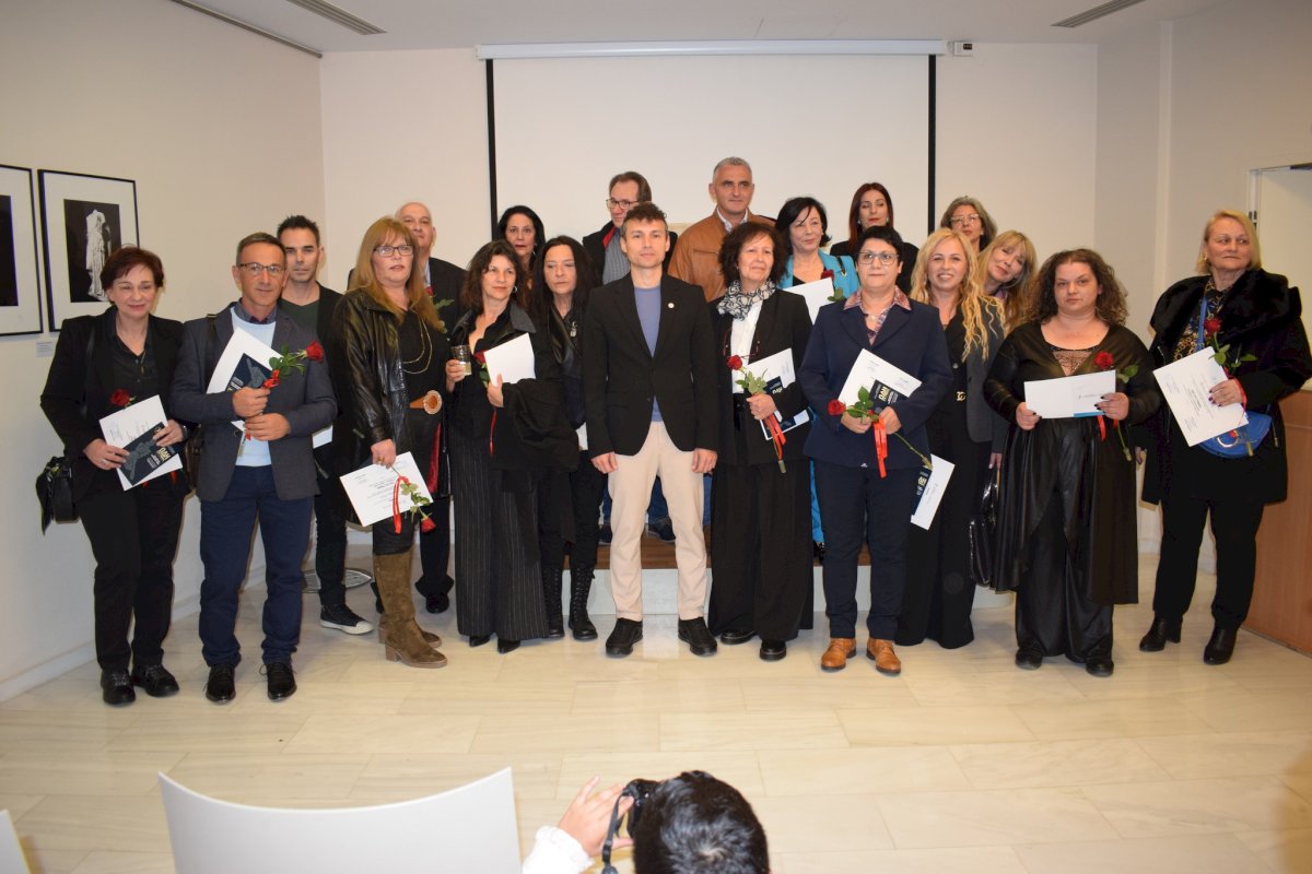 &laquo;&Omega;&Delta;&Eta; &Sigma;&Tau;&Eta; &Gamma;&Upsilon;&Nu;&Alpha;&Iota;&Kappa;&Alpha;&raquo;: &Mu;&epsilon; &mu;&epsilon;&gamma;ά&lambda;&eta; &epsilon;&pi;&iota;&tau;&upsilon;&chi;ί&alpha; &tau;&alpha; &epsilon;&gamma;&kappa;&alpha;ί&nu;&iota;&alpha; &tau;&eta;&sigmaf; 1&eta;&sigmaf; &Omicron;&mu;&alpha;&delta;&iota;&kappa;ή&sigmaf; Έ&kappa;&theta;&epsilon;&sigma;&eta;&sigmaf; &Epsilon;&iota;&kappa;&alpha;&sigma;&tau;&iota;&kappa;ώ&nu;