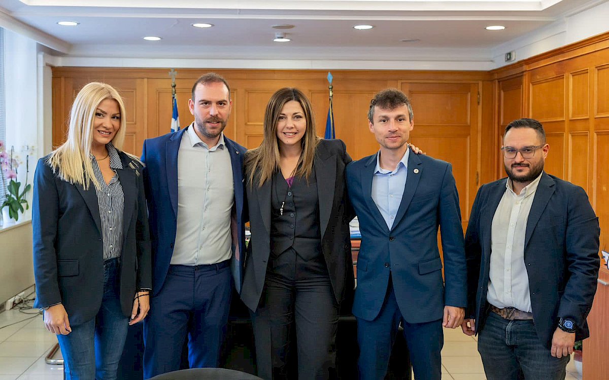 T&omicron; &Upsilon;&pi;&omicron;&upsilon;&rho;&gamma;&epsilon;ί&omicron; &Kappa;&omicron;&iota;&nu;&omega;&nu;&iota;&kappa;ή&sigmaf; &Sigma;&upsilon;&nu;&omicron;&chi;ή&sigmaf; &kappa;&alpha;&iota; &omicron; &Delta;ή&mu;&alpha;&rho;&chi;&omicron;&sigmaf; &Mu;ά&nu;&delta;&rho;&alpha;&sigmaf;-&Epsilon;&iota;&delta;&upsilon;&lambda;&lambda;ί&alpha;&sigmaf; &kappa;&alpha;&iota; &Pi;&rho;ό&epsilon;&delta;&rho;&omicron;&sigmaf; &tau;&omicron;&upsilon; &Epsilon;&Sigma;&Upsilon;&Nu; &Alpha;&rho;&mu;ό&delta;&iota;&omicron;&sigmaf; &Gamma;. &Delta;&rho;ί&kappa;&omicron;&sigmaf;, &sigma;&epsilon; &sigma;&tau;&rho;&alpha;&tau;&eta;&gamma;&iota;&kappa;ή &sigma;&upsilon;&nu;&epsilon;&rho;&gamma;&alpha;&sigma;ί&alpha; &mu;&epsilon; &sigma;&tau;ό&chi;&omicron; &tau;&eta;&nu; &Epsilon;&nu;&epsilon;&rho;&gamma;ό &Sigma;&upsilon;&mu;&mu;&epsilon;&tau;&omicron;&chi;ή &tau;&omega;&nu; &Nu;έ&omega;&nu; &sigma;&tau;&iota;&sigmaf; &Epsilon;&upsilon;&rho;&omega;&pi;&alpha;ϊ&kappa;έ&sigmaf; &kappa;&alpha;&iota; &Epsilon;&theta;&nu;&iota;&kappa;έ&sigmaf; &epsilon;&xi;&epsilon;&lambda;ί&xi;&epsilon;&iota;&sigmaf;.
