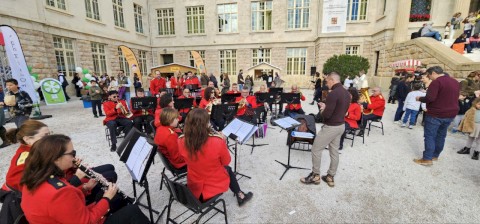 Χριστούγεννα σαν... Παραμύθι. Η φιλαρμονική του Δήμου Μάνδρας - Ειδύλλιας μάγεψε με τις μελωδίες της το χριστουγεννιάτικο bazaar του Κολλεγίου Αθηνών