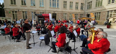 Χριστούγεννα σαν... Παραμύθι. Η φιλαρμονική του Δήμου Μάνδρας - Ειδύλλιας μάγεψε με τις μελωδίες της το χριστουγεννιάτικο bazaar του Κολλεγίου Αθηνών
