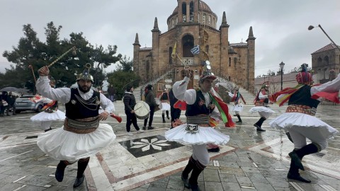 Το ποντιακό έθιμο των "Μωμόγερων" αναβίωσε στον Δήμο Μάνδρας – Ειδυλλίας