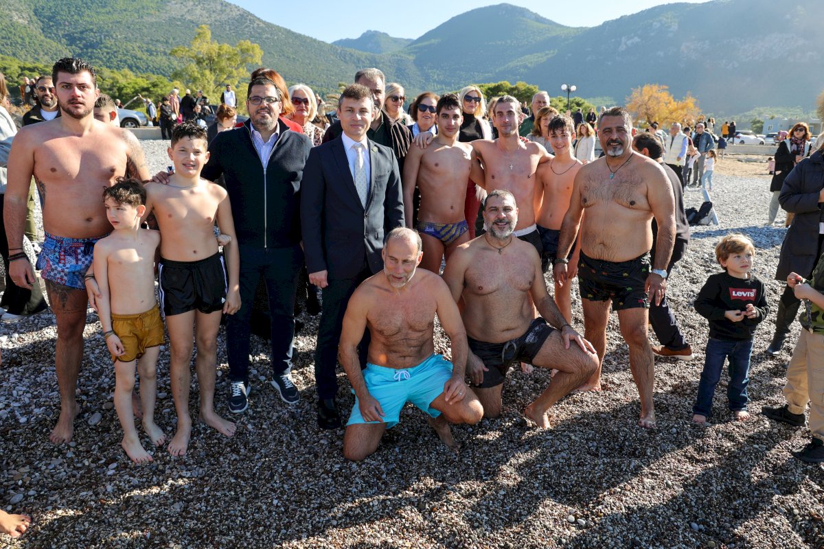 &Mu;&epsilon; &lambda;&alpha;&mu;&pi;&rho;ό&tau;&eta;&tau;&alpha; &kappa;&alpha;&iota; &theta;&rho;&eta;&sigma;&kappa;&epsilon;&upsilon;&tau;&iota;&kappa;ή &kappa;&alpha;&tau;ά&nu;&upsilon;&xi;&eta; &omicron; &epsilon;&omicron;&rho;&tau;&alpha;&sigma;&mu;ό&sigmaf; &tau;&omega;&nu; &Theta;&epsilon;&omicron;&phi;&alpha;&nu;ί&omega;&nu; &sigma;&tau;&omicron;&nu; &Delta;ή&mu;&omicron; &Mu;ά&nu;&delta;&rho;&alpha;&sigmaf; - &Epsilon;&iota;&delta;ύ&lambda;&lambda;&iota;&alpha;&sigmaf;