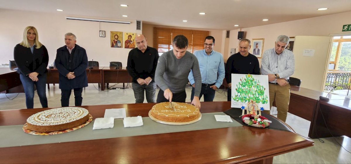 &Epsilon;&upsilon;&chi;έ&sigmaf; &kappa;&alpha;&iota; &chi;&alpha;&mu;ό&gamma;&epsilon;&lambda;&alpha; &sigma;&tau;&eta;&nu; &kappa;&omicron;&pi;ή &pi;ί&tau;&alpha;&sigmaf; &tau;&omega;&nu; &epsilon;&rho;&gamma;&alpha;&zeta;&omicron;&mu;έ&nu;&omega;&nu; &tau;&omicron;&upsilon; &Delta;ή&mu;&omicron;&upsilon; &Mu;ά&nu;&delta;&rho;&alpha;&sigmaf; &ndash; &Epsilon;&iota;&delta;&upsilon;&lambda;&lambda;ί&alpha;&sigmaf;