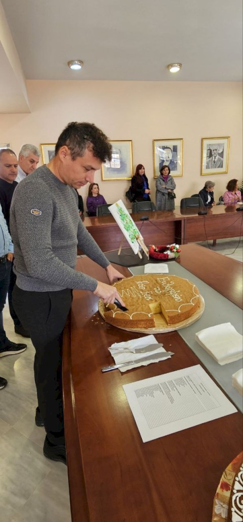 Ευχές και χαμόγελα στην κοπή πίτας των εργαζομένων του Δήμου Μάνδρας – Ειδυλλίας