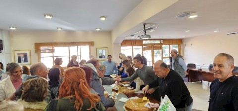 Ευχές και χαμόγελα στην κοπή πίτας των εργαζομένων του Δήμου Μάνδρας – Ειδυλλίας