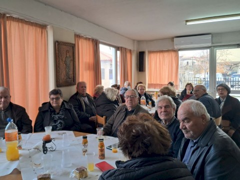 Με μεγάλη συμμετοχή και πολλά χαμόγελα ολοκληρώθηκαν οι εκδηλώσεις για την κοπή της Πρωτοχρονιάτικης πίτας στα Δημοτικά Καταστήματα και τα ΚΑΠΗ Δήμου Μάνδρας – Ειδυλλίας