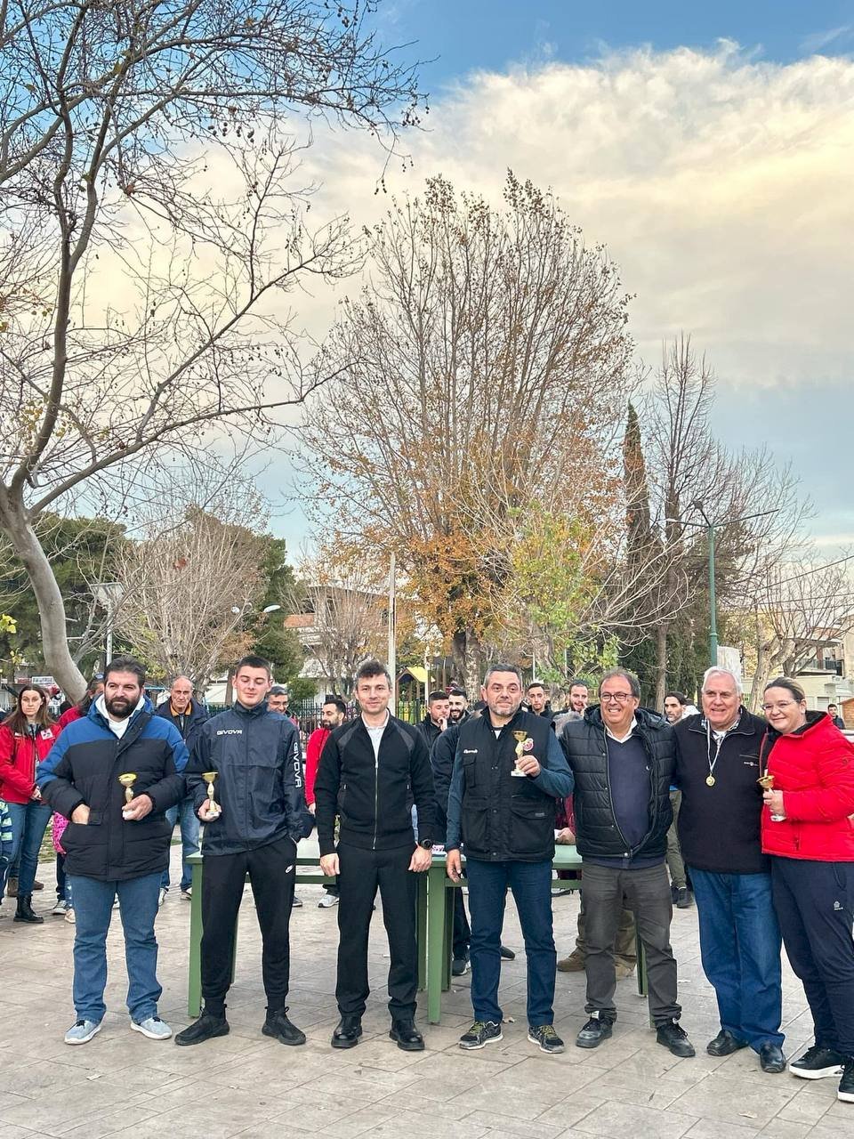&Mu;&epsilon; &tau;&eta;&nu; &upsilon;&pi;&omicron;&sigma;&tau;ή&rho;&iota;&xi;&eta; &tau;&omicron;&upsilon; &Delta;ή&mu;&omicron;&upsilon; &Mu;ά&nu;&delta;&rho;&alpha;&sigmaf; - &Epsilon;&iota;&delta;&upsilon;&lambda;&lambda;ί&alpha;&sigmaf; &kappa;&alpha;&iota; 40 &sigma;&upsilon;&mu;&mu;&epsilon;&tau;&omicron;&chi;έ&sigmaf; &tau;&omicron; &epsilon;&pi;&iota;&tau;&upsilon;&chi;&eta;&mu;έ&nu;&omicron; &lsquo;&rsquo;&Rho;ά&lambda;&lambda;&upsilon;&rsquo;&rsquo; &sigma;&tau;&omicron; &Mu;&epsilon;&lambda;&epsilon;&tau;ά&kappa;&iota; &Mu;ά&nu;&delta;&rho;&alpha;&sigmaf;