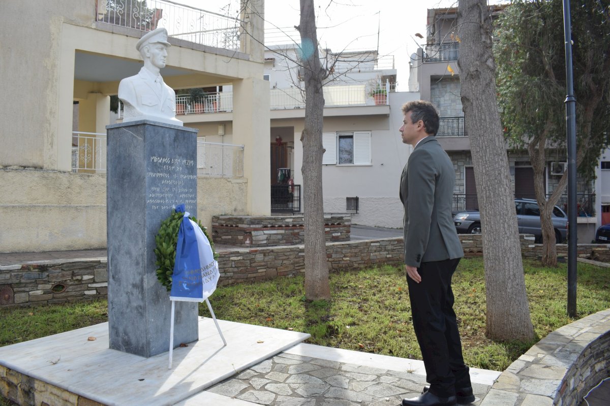 &Tau;&iota;&mu;ή&theta;&eta;&kappa;&epsilon; &sigma;&tau;&eta; &Mu;ά&nu;&delta;&rho;&alpha; &eta; &mu;&nu;ή&mu;&eta; &tau;&omicron;&upsilon; ή&rho;&omega;&alpha; &Alpha;&nu;&tau;&iota;&pi;&tau;&epsilon;&rho;ά&rho;&chi;&omicron;&upsilon; &Nu;&iota;&kappa;&omicron;&lambda;ά&omicron;&upsilon; &Nu;έ&zeta;&eta;