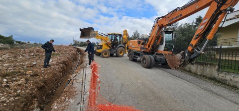 Ξεκίνησε το έργο που θα λύσει οριστικά το πρόβλημα της υδροδότησης για το σύνολο των οικισμών της ΔΕ Μάνδρας, μετά από 50 χρόνια