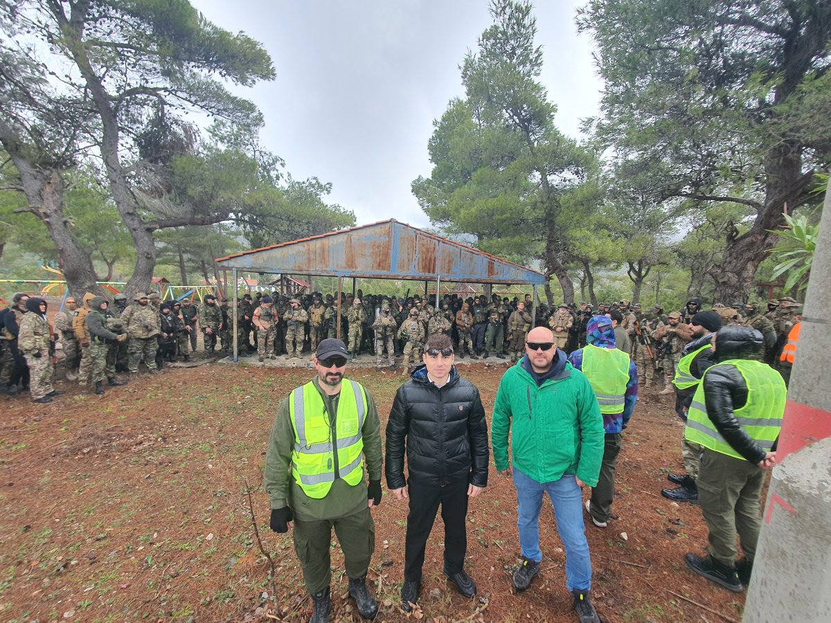 &Delta;ή&mu;&omicron;&sigmaf; &Mu;ά&nu;&delta;&rho;&alpha;&sigmaf; &ndash; &Epsilon;&iota;&delta;&upsilon;&lambda;&lambda;ί&alpha;&sigmaf;: &Rho;&epsilon;&kappa;ό&rho; &sigma;&upsilon;&mu;&mu;&epsilon;&tau;&omicron;&chi;ώ&nu;, &sigma;&tau;&omicron; &pi;&rho;ώ&tau;&omicron; &pi;&alpha;&iota;&chi;&nu;ί&delta;&iota; &alpha;&epsilon;&rho;&omicron;&sigma;&phi;&alpha;ί&rho;&iota;&sigma;&eta;&sigmaf; &mu;&epsilon; &phi;&iota;&lambda;&alpha;&nu;&theta;&rho;&omega;&pi;&iota;&kappa;ό &chi;&alpha;&rho;&alpha;&kappa;&tau;ή&rho;&alpha; &pi;&omicron;&upsilon; &pi;&rho;&alpha;&gamma;&mu;&alpha;&tau;&omicron;&pi;&omicron;&iota;ή&theta;&eta;&kappa;&epsilon; &sigma;&tau;&eta;&nu; &pi;&alpha;&lambda;&iota;ά &kappa;&alpha;&tau;&alpha;&sigma;&kappa;ή&nu;&omega;&sigma;&eta; &Beta;&iota;&lambda;ί&omega;&nu;
