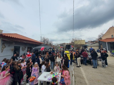 Τα Βίλια και οι Ερυθρές "ντύθηκαν " με χρώματα,  σε μια αξέχαστη αποκριάτικη γιορτή με παιδικά χαμόγελα, κέφι και χορό