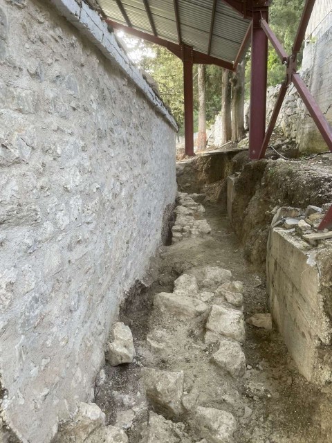 Ξεκίνησαν οι εργασίες αναστήλωσης της εκκλησίας Παναγίτσας στα Βίλια – Ξαναζωντανεύει ο ιστορικός ναός του 14ου αιώνα
