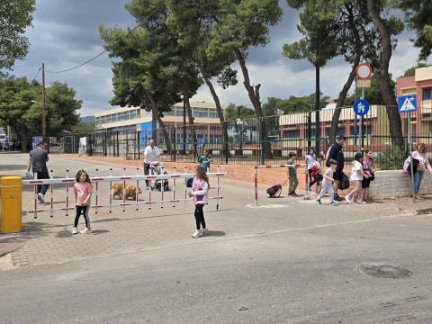 Καθοριστική παρέμβαση για την ασφάλεια των μαθητών με πρωτοβουλία του Δημάρχου Αρμόδιου Δρίκου - Για πρώτη φορά τοποθετήθηκαν προστατευτικές μπάρες στο 2ο Δημοτικό Σχολείο Μάνδρας