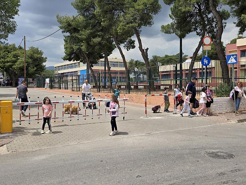 Καθοριστική παρέμβαση για την ασφάλεια των μαθητών με πρωτοβουλία του Δημάρχου Αρμόδιου Δρίκου - Για πρώτη φορά τοποθετήθηκαν προστατευτικές μπάρες στο 2ο Δημοτικό Σχολείο Μάνδρας