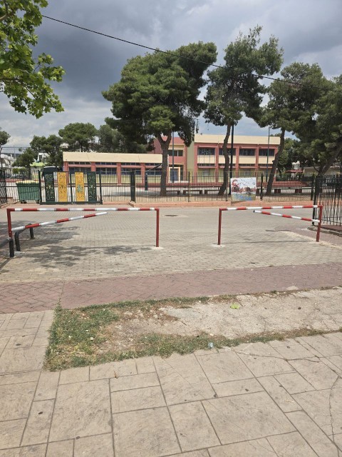 Καθοριστική παρέμβαση για την ασφάλεια των μαθητών με πρωτοβουλία του Δημάρχου Αρμόδιου Δρίκου - Για πρώτη φορά τοποθετήθηκαν προστατευτικές μπάρες στο 2ο Δημοτικό Σχολείο Μάνδρας