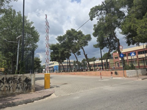 Καθοριστική παρέμβαση για την ασφάλεια των μαθητών με πρωτοβουλία του Δημάρχου Αρμόδιου Δρίκου - Για πρώτη φορά τοποθετήθηκαν προστατευτικές μπάρες στο 2ο Δημοτικό Σχολείο Μάνδρας