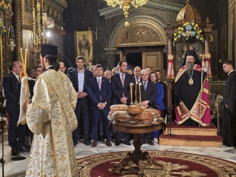 Μεγαλοπρεπής Εορτασμός των Πολιούχων Αγίων Κωνσταντίνου και Ελένης στη Μάνδρα – Τιμητικό Άγημα και Διπλή Φιλαρμονική πλαισίωσαν για πρώτη φορά την Ιερή Λιτανεία των Πολιούχων Κωνσταντίνου και Ελένης