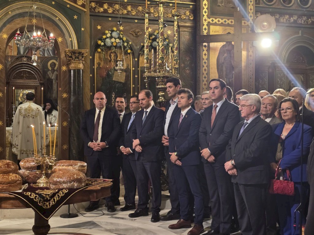 Μεγαλοπρεπής Εορτασμός των Πολιούχων Αγίων Κωνσταντίνου και Ελένης στη Μάνδρα – Τιμητικό Άγημα και Διπλή Φιλαρμονική πλαισίωσαν για πρώτη φορά την Ιερή Λιτανεία των Πολιούχων Κωνσταντίνου και Ελένης