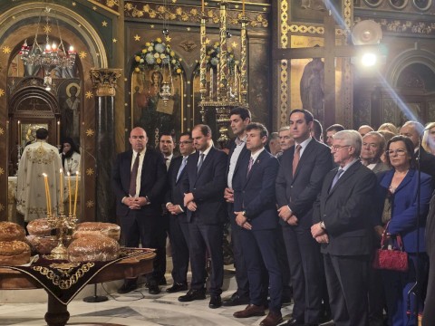 Μεγαλοπρεπής Εορτασμός των Πολιούχων Αγίων Κωνσταντίνου και Ελένης στη Μάνδρα – Τιμητικό Άγημα και Διπλή Φιλαρμονική πλαισίωσαν για πρώτη φορά την Ιερή Λιτανεία των Πολιούχων Κωνσταντίνου και Ελένης