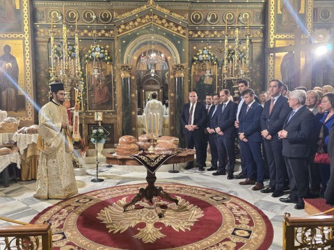 Μεγαλοπρεπής Εορτασμός των Πολιούχων Αγίων Κωνσταντίνου και Ελένης στη Μάνδρα – Τιμητικό Άγημα και Διπλή Φιλαρμονική πλαισίωσαν για πρώτη φορά την Ιερή Λιτανεία των Πολιούχων Κωνσταντίνου και Ελένης
