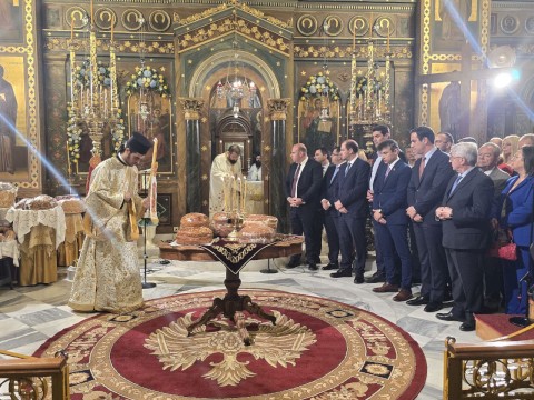 Μεγαλοπρεπής Εορτασμός των Πολιούχων Αγίων Κωνσταντίνου και Ελένης στη Μάνδρα – Τιμητικό Άγημα και Διπλή Φιλαρμονική πλαισίωσαν για πρώτη φορά την Ιερή Λιτανεία των Πολιούχων Κωνσταντίνου και Ελένης