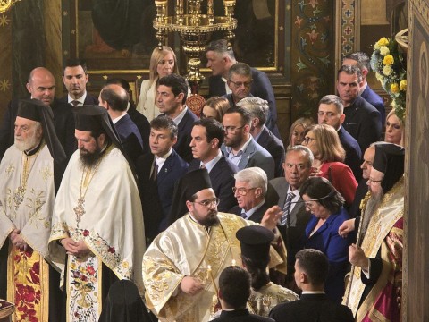Μεγαλοπρεπής Εορτασμός των Πολιούχων Αγίων Κωνσταντίνου και Ελένης στη Μάνδρα – Τιμητικό Άγημα και Διπλή Φιλαρμονική πλαισίωσαν για πρώτη φορά την Ιερή Λιτανεία των Πολιούχων Κωνσταντίνου και Ελένης