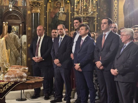 Μεγαλοπρεπής Εορτασμός των Πολιούχων Αγίων Κωνσταντίνου και Ελένης στη Μάνδρα – Τιμητικό Άγημα και Διπλή Φιλαρμονική πλαισίωσαν για πρώτη φορά την Ιερή Λιτανεία των Πολιούχων Κωνσταντίνου και Ελένης