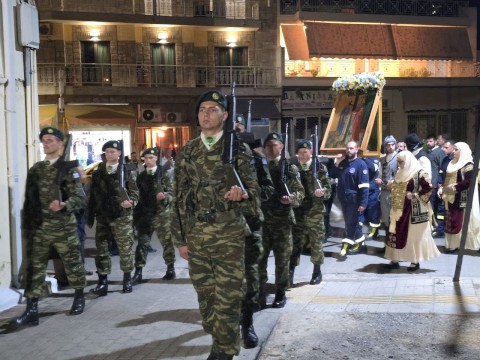 Μεγαλοπρεπής Εορτασμός των Πολιούχων Αγίων Κωνσταντίνου και Ελένης στη Μάνδρα – Τιμητικό Άγημα και Διπλή Φιλαρμονική πλαισίωσαν για πρώτη φορά την Ιερή Λιτανεία των Πολιούχων Κωνσταντίνου και Ελένης