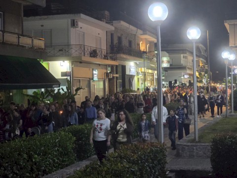Μεγαλοπρεπής Εορτασμός των Πολιούχων Αγίων Κωνσταντίνου και Ελένης στη Μάνδρα – Τιμητικό Άγημα και Διπλή Φιλαρμονική πλαισίωσαν για πρώτη φορά την Ιερή Λιτανεία των Πολιούχων Κωνσταντίνου και Ελένης