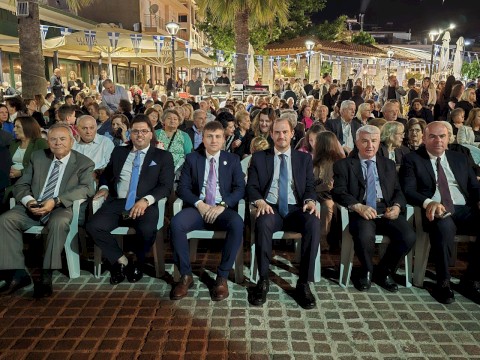 Μεγαλοπρεπής Εορτασμός των Πολιούχων Αγίων Κωνσταντίνου και Ελένης στη Μάνδρα – Τιμητικό Άγημα και Διπλή Φιλαρμονική πλαισίωσαν για πρώτη φορά την Ιερή Λιτανεία των Πολιούχων Κωνσταντίνου και Ελένης