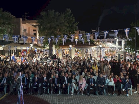 Μεγαλοπρεπής Εορτασμός των Πολιούχων Αγίων Κωνσταντίνου και Ελένης στη Μάνδρα – Τιμητικό Άγημα και Διπλή Φιλαρμονική πλαισίωσαν για πρώτη φορά την Ιερή Λιτανεία των Πολιούχων Κωνσταντίνου και Ελένης