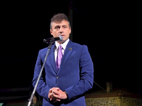 Μεγαλοπρεπής Εορτασμός των Πολιούχων Αγίων Κωνσταντίνου και Ελένης στη Μάνδρα – Τιμητικό Άγημα και Διπλή Φιλαρμονική πλαισίωσαν για πρώτη φορά την Ιερή Λιτανεία των Πολιούχων Κωνσταντίνου και Ελένης