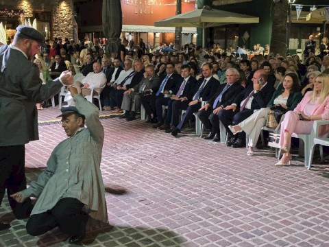 Μεγαλοπρεπής Εορτασμός των Πολιούχων Αγίων Κωνσταντίνου και Ελένης στη Μάνδρα – Τιμητικό Άγημα και Διπλή Φιλαρμονική πλαισίωσαν για πρώτη φορά την Ιερή Λιτανεία των Πολιούχων Κωνσταντίνου και Ελένης