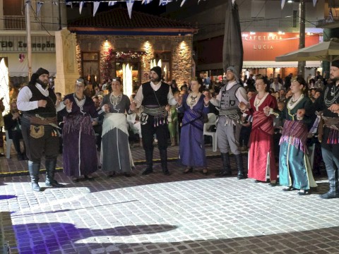 Μεγαλοπρεπής Εορτασμός των Πολιούχων Αγίων Κωνσταντίνου και Ελένης στη Μάνδρα – Τιμητικό Άγημα και Διπλή Φιλαρμονική πλαισίωσαν για πρώτη φορά την Ιερή Λιτανεία των Πολιούχων Κωνσταντίνου και Ελένης