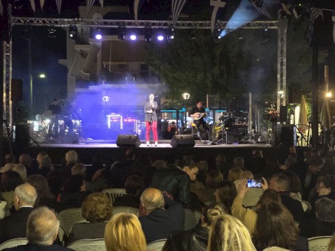 Μεγαλοπρεπής Εορτασμός των Πολιούχων Αγίων Κωνσταντίνου και Ελένης στη Μάνδρα – Τιμητικό Άγημα και Διπλή Φιλαρμονική πλαισίωσαν για πρώτη φορά την Ιερή Λιτανεία των Πολιούχων Κωνσταντίνου και Ελένης