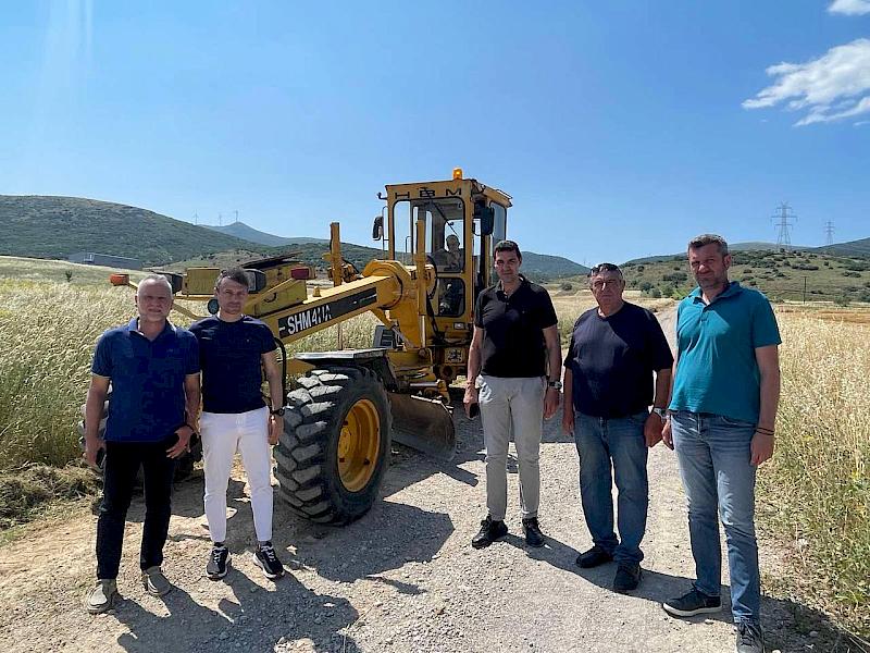Ξεκίνησαν οι εργασίες διάνοιξης αγροτικών δρόμων στις Ερυθρές από τον Δήμο Μάνδρας - Ειδυλλίας σε συνεργασία με την Περιφέρεια Αττικής – Ο Δήμος με σχέδιο και συνέπεια δίπλα στους αγρότες.