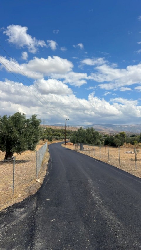 Συνεχίζουμε με έργα, ξεκίνησε η συστηματική αποκατάσταση του δημοτικού και αγροτικού οδικού δικτύου στον Δήμο Μάνδρας – Ειδυλλίας - Ολοκληρώθηκε το πρώτο ουσιαστικό τμήμα 2.5 χιλιομέτρων - Το έργο επεκτείνεται σε όλο τον Δήμο