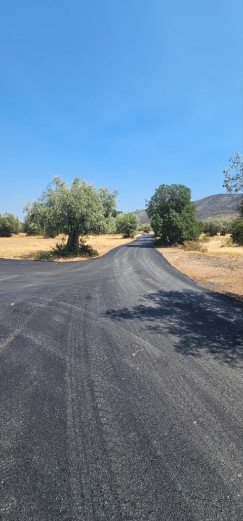 Συνεχίζουμε με έργα, ξεκίνησε η συστηματική αποκατάσταση του δημοτικού και αγροτικού οδικού δικτύου στον Δήμο Μάνδρας – Ειδυλλίας - Ολοκληρώθηκε το πρώτο ουσιαστικό τμήμα 2.5 χιλιομέτρων - Το έργο επεκτείνεται σε όλο τον Δήμο