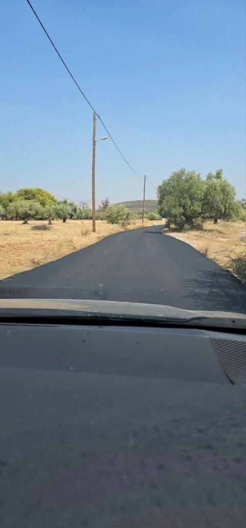 Συνεχίζουμε με έργα, ξεκίνησε η συστηματική αποκατάσταση του δημοτικού και αγροτικού οδικού δικτύου στον Δήμο Μάνδρας – Ειδυλλίας - Ολοκληρώθηκε το πρώτο ουσιαστικό τμήμα 2.5 χιλιομέτρων - Το έργο επεκτείνεται σε όλο τον Δήμο