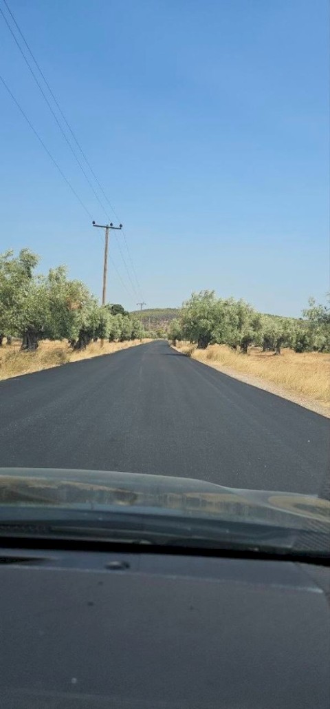 Συνεχίζουμε με έργα, ξεκίνησε η συστηματική αποκατάσταση του δημοτικού και αγροτικού οδικού δικτύου στον Δήμο Μάνδρας – Ειδυλλίας - Ολοκληρώθηκε το πρώτο ουσιαστικό τμήμα 2.5 χιλιομέτρων - Το έργο επεκτείνεται σε όλο τον Δήμο