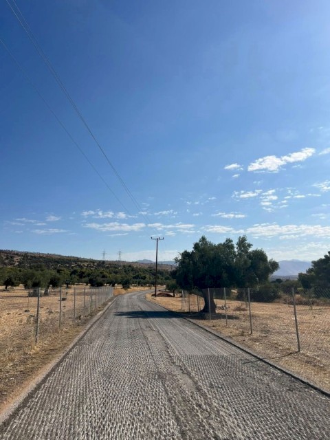 Συνεχίζουμε με έργα, ξεκίνησε η συστηματική αποκατάσταση του δημοτικού και αγροτικού οδικού δικτύου στον Δήμο Μάνδρας – Ειδυλλίας - Ολοκληρώθηκε το πρώτο ουσιαστικό τμήμα 2.5 χιλιομέτρων - Το έργο επεκτείνεται σε όλο τον Δήμο