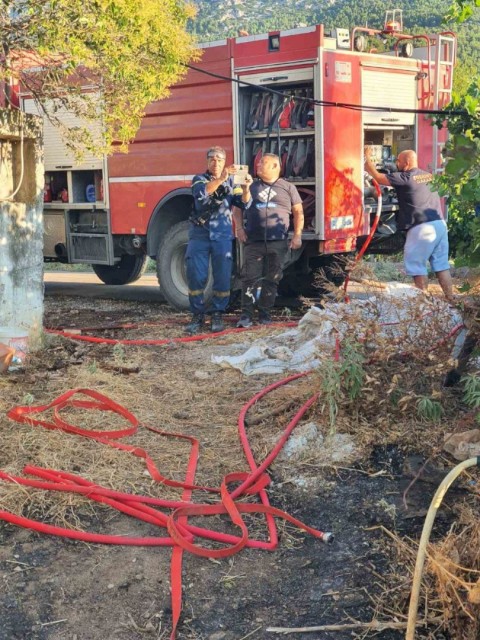 Άμεση κινητοποίηση Δήμου και Πυροσβεστικής – Υπό έλεγχο η νυχτερινή πυρκαγιά στην Οινόη παρά τους θυελλώδεις ανέμους.