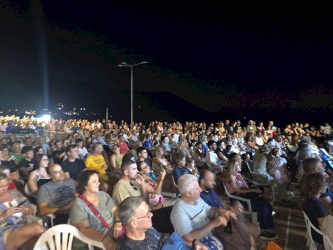 Όσα η… μουσική ονειρεύεται: Ο Αλκίνοος Ιωαννίδης μάγεψε το κατάμεστο Πόρτο Γερμενό κάτω από τον Αυγουστιάτικο ουρανό
